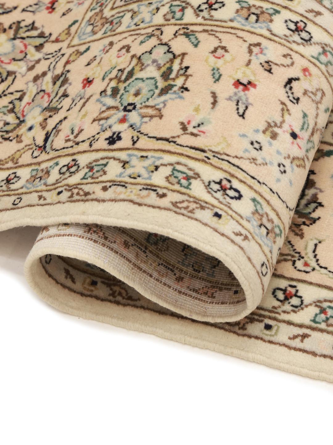 Tapis Yazd noué à la main provenant du Moyen-Orient avec un fond beige et des motifs floraux