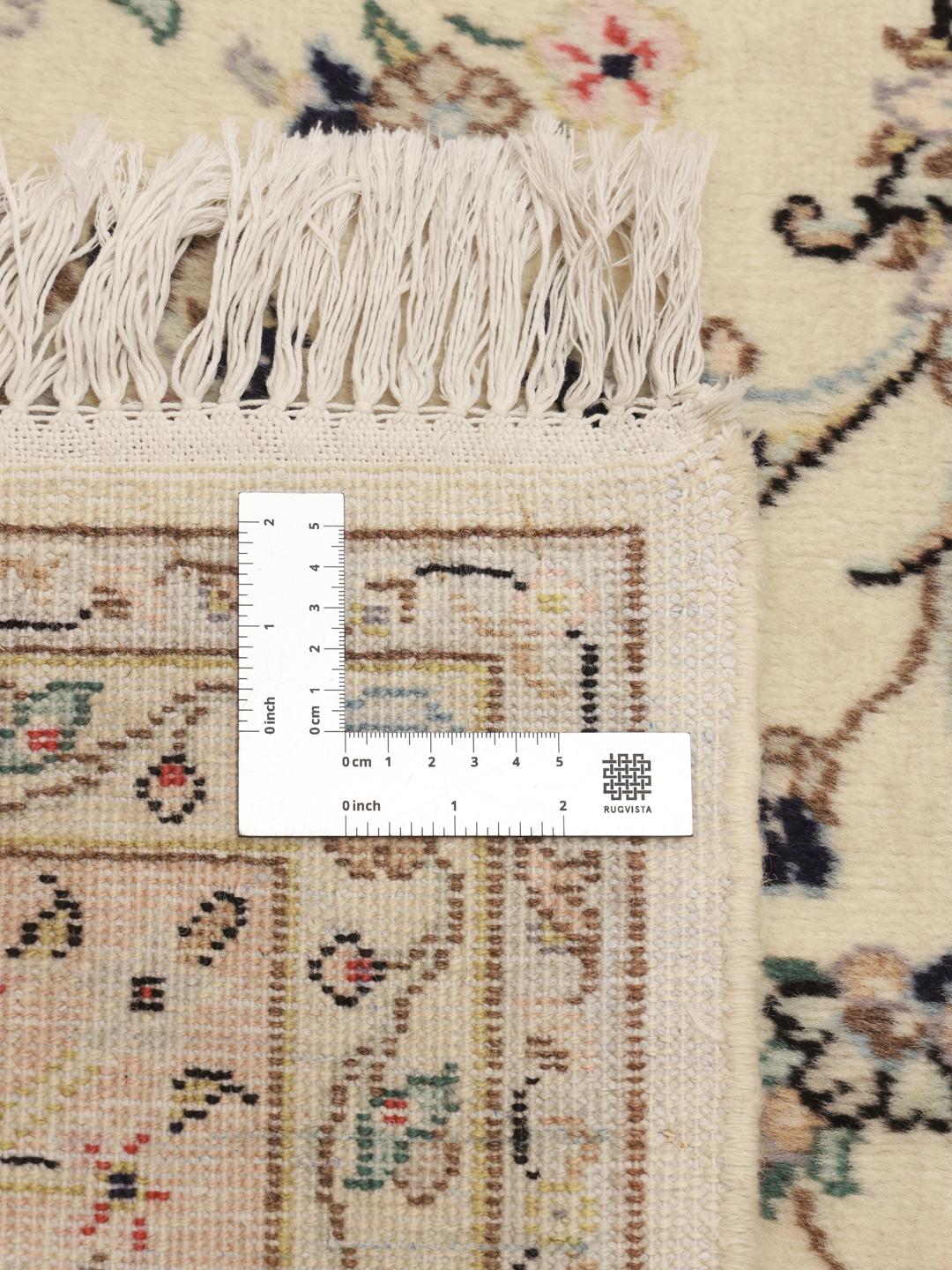 Tapis Yazd noué à la main provenant du Moyen-Orient avec un fond beige et des motifs floraux