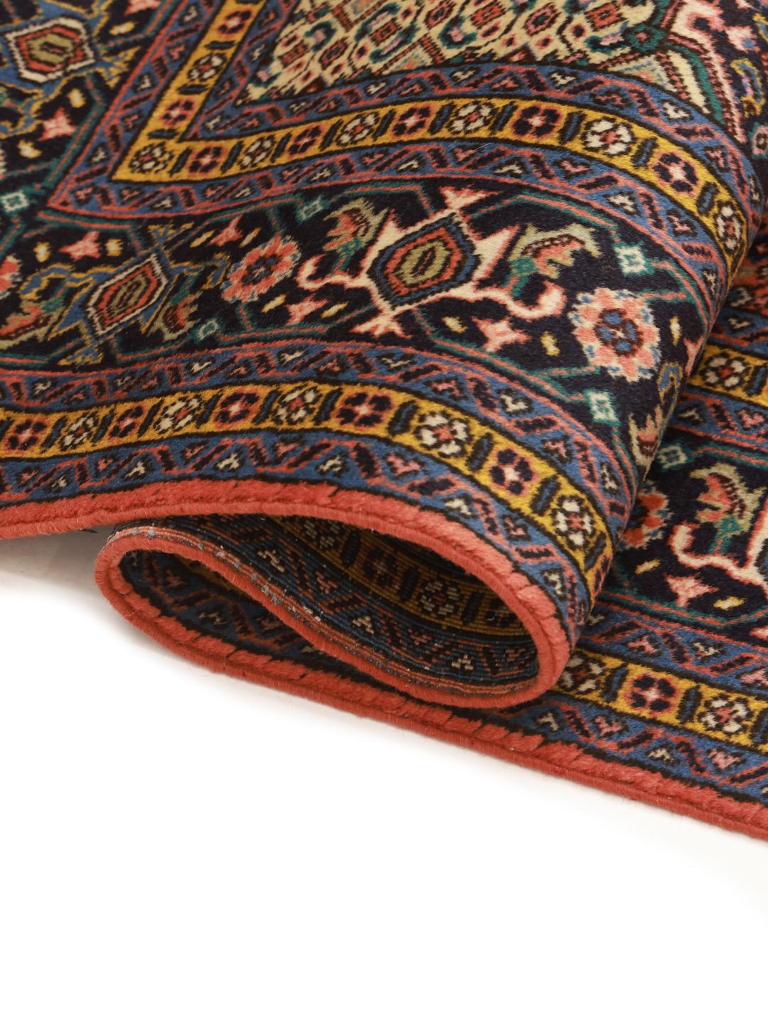 Handgeknoopt Ardebil-tapijt met een donkerrood en beige traditioneel medaillonpatroon