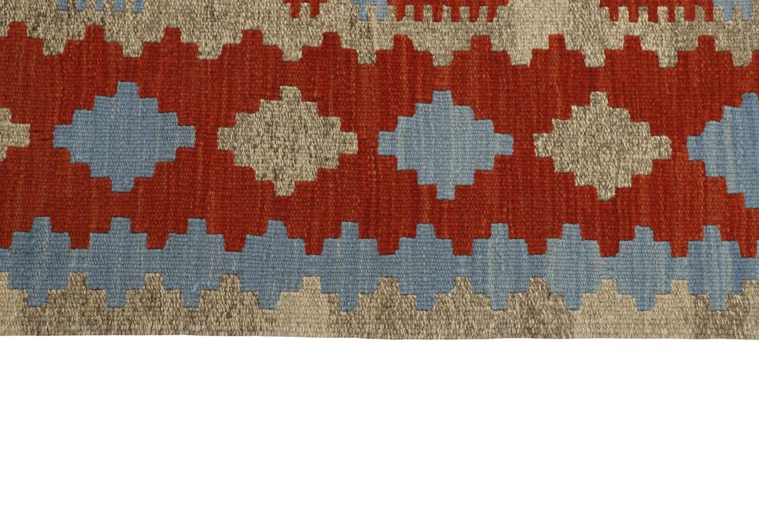 Tapis Kilim Qashqai en laine tissé à la main, rouge et bleu, avec des motifs géométriques du Moyen-Orient