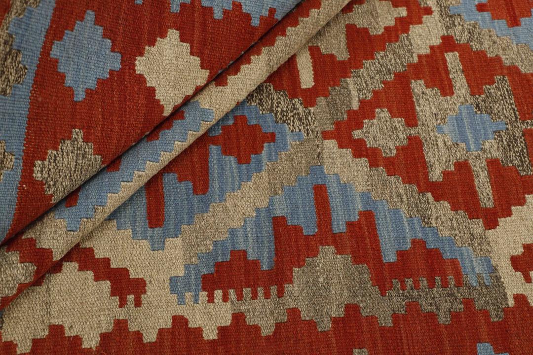 Tapis Kilim Qashqai en laine tissé à la main, rouge et bleu, avec des motifs géométriques du Moyen-Orient