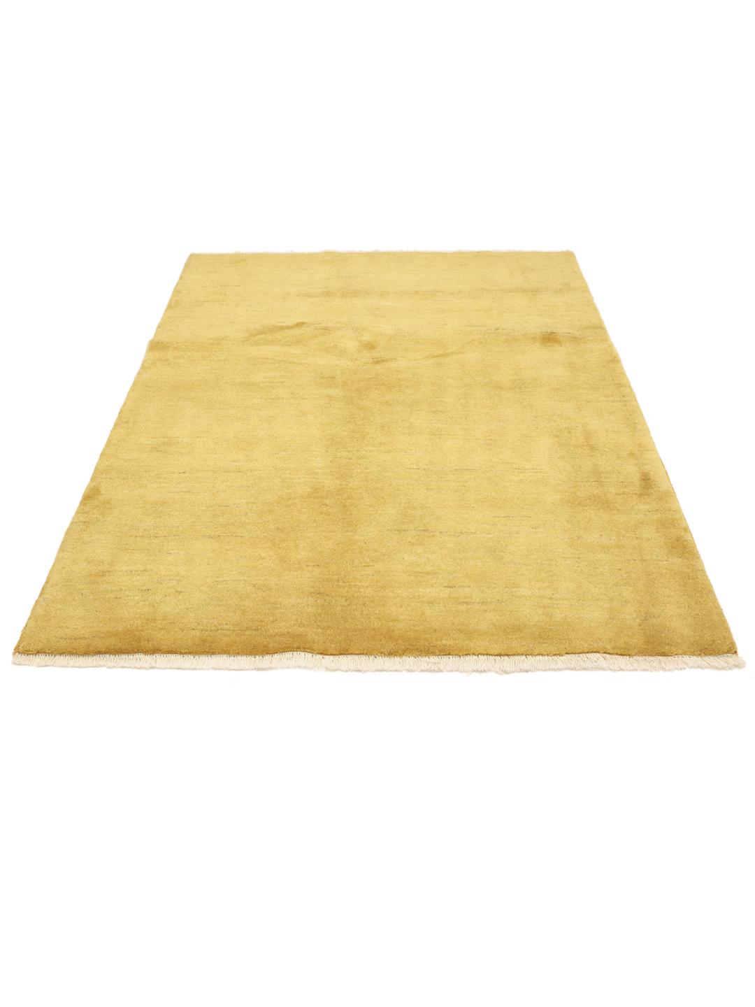 Tapis Gabbeh en laine noué à la main provenant du Moyen-Orient dans une couleur jaune vibrante.