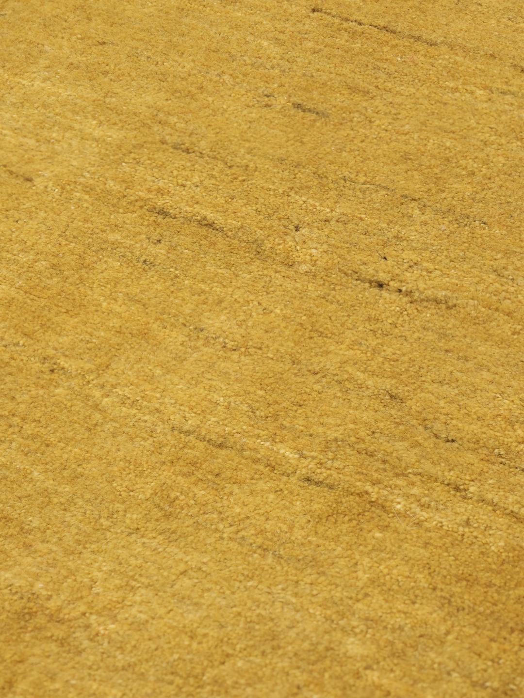 Tapis Gabbeh en laine noué à la main provenant du Moyen-Orient dans une couleur jaune vibrante.