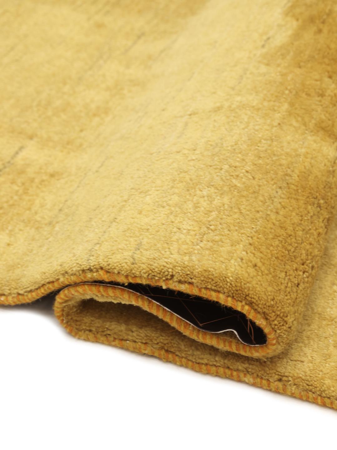 Tapis Gabbeh en laine noué à la main provenant du Moyen-Orient dans une couleur jaune vibrante.