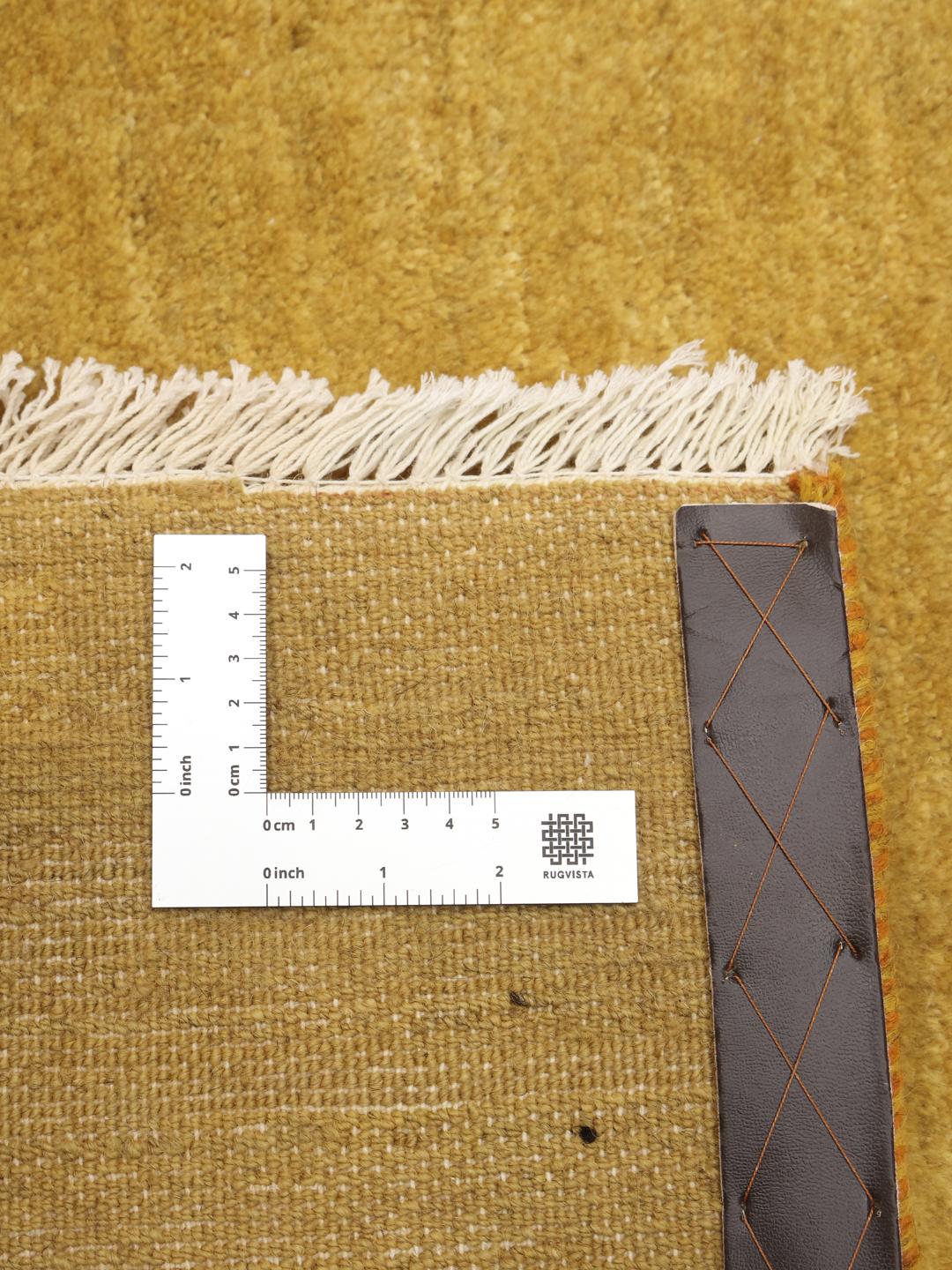 Tapis Gabbeh en laine noué à la main provenant du Moyen-Orient dans une couleur jaune vibrante.