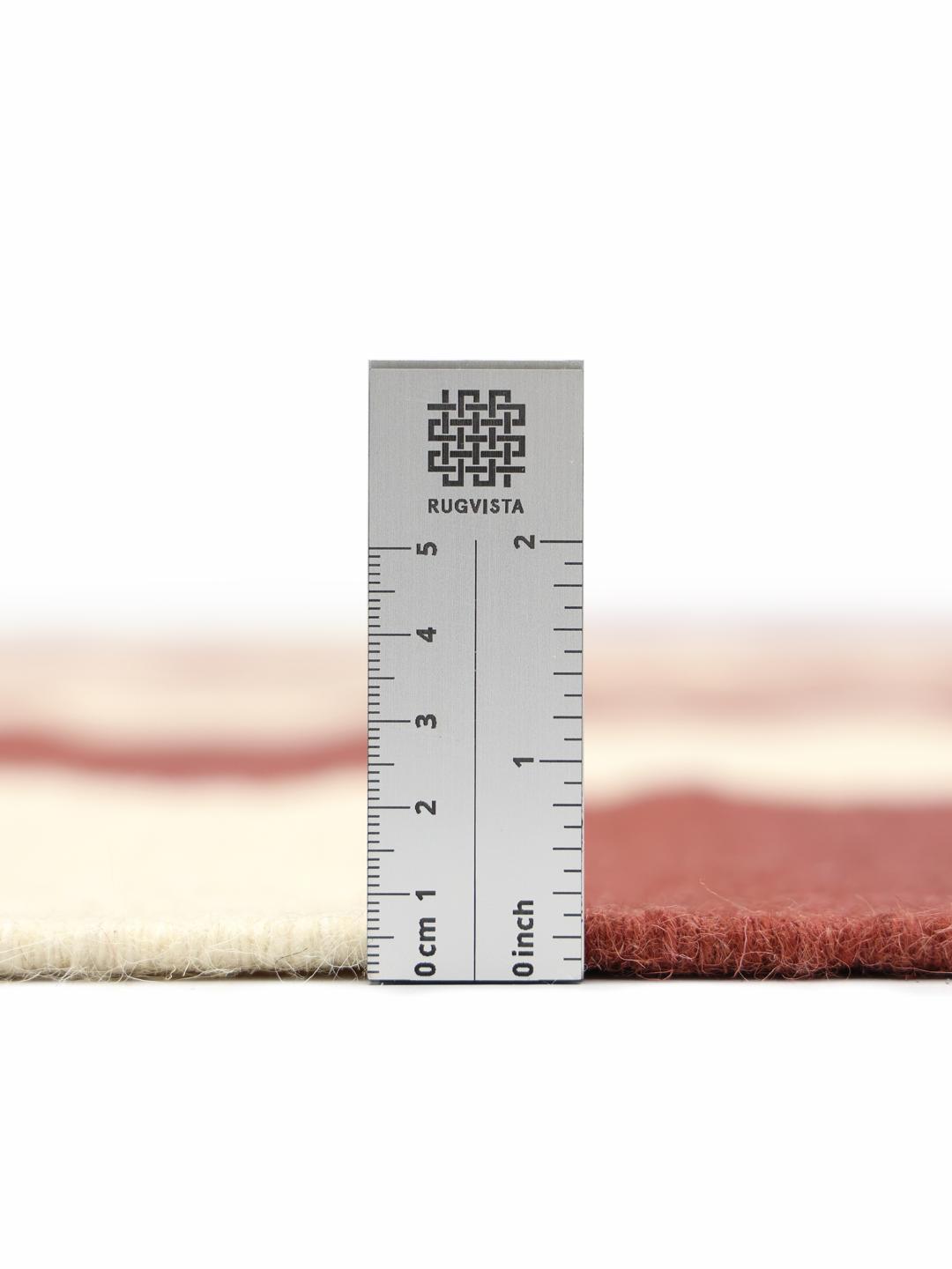 Handgeweven rood en beige vloerkleed met een opvallend ruitpatroon