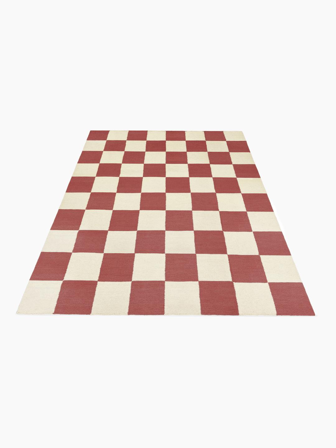 Handgeweven rood en beige vloerkleed met een opvallend ruitpatroon
