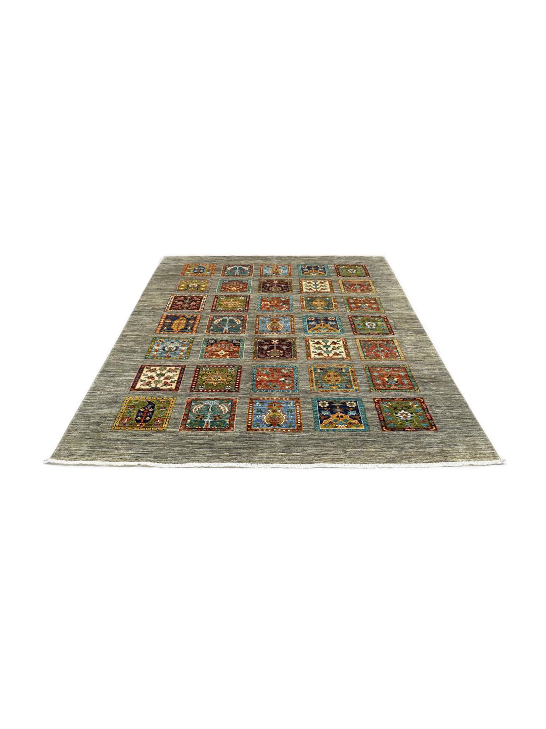 Handgeknoopt Afghaans kleed met kleurrijke motieven op een grijze achtergrond