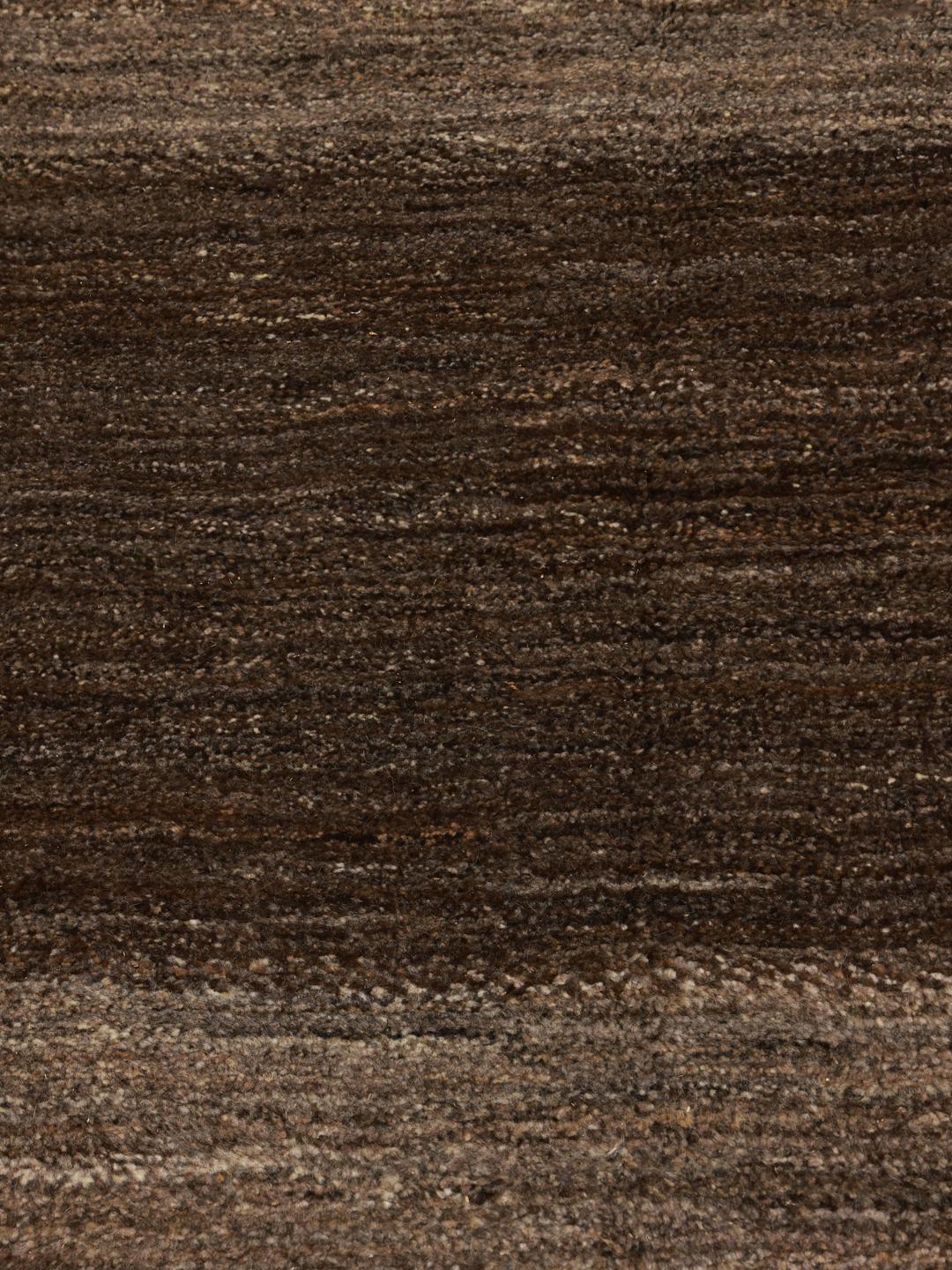 Håndknyttet Gabbeh-tæppe fra Mellemøsten i nuancer af brun og beige.