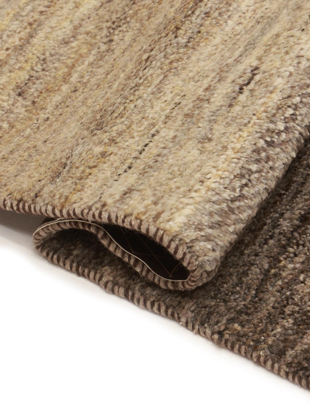 Håndknyttet Gabbeh-tæppe fra Mellemøsten i nuancer af brun og beige.