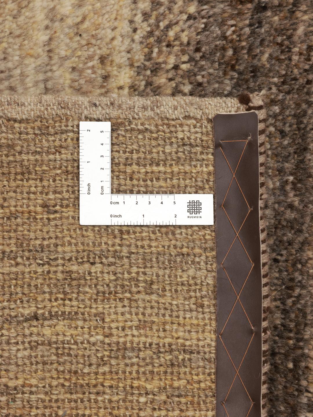 Håndknyttet Gabbeh-tæppe fra Mellemøsten i nuancer af brun og beige.