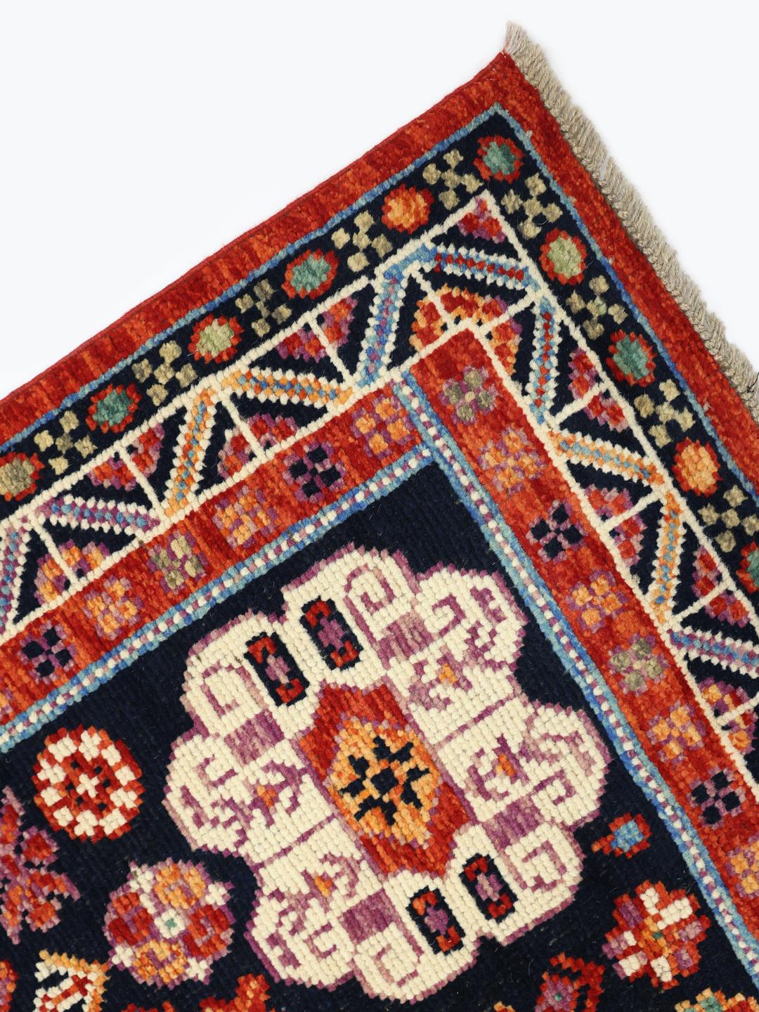 Handgeknoopt Kazak-tapijt uit Afghanistan met een donkerrood en blauw geometrisch ontwerp