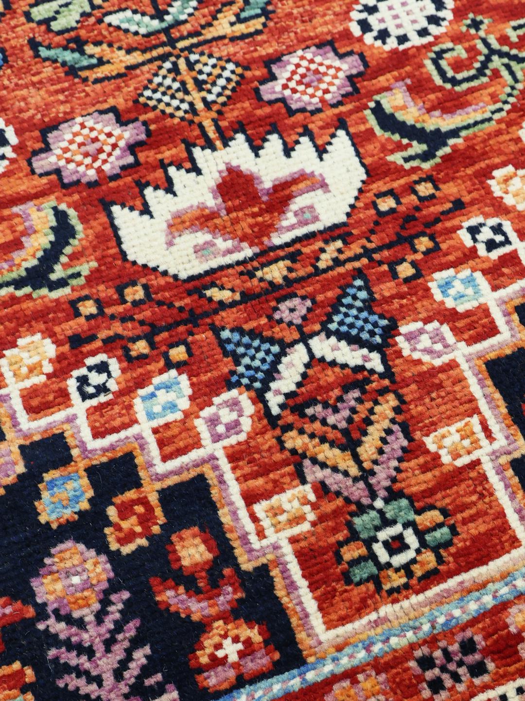 Handgeknoopt Kazak-tapijt uit Afghanistan met een donkerrood en blauw geometrisch ontwerp