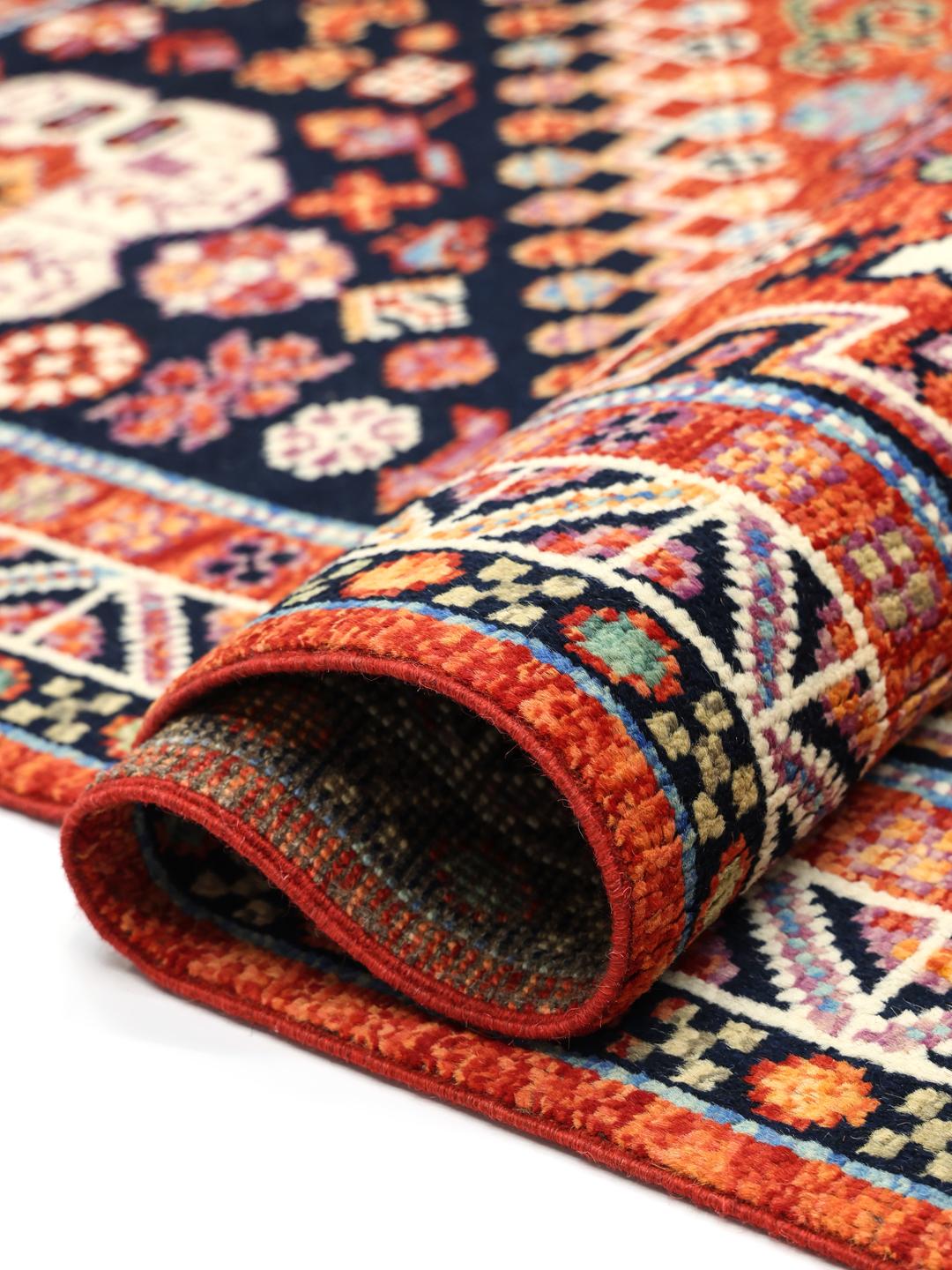 Handgeknoopt Kazak-tapijt uit Afghanistan met een donkerrood en blauw geometrisch ontwerp