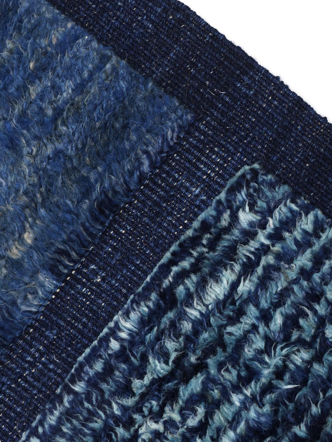 Handgeknoopt blauw tapijt uit het Midden-Oosten met een dikke, pluche wollen pool.