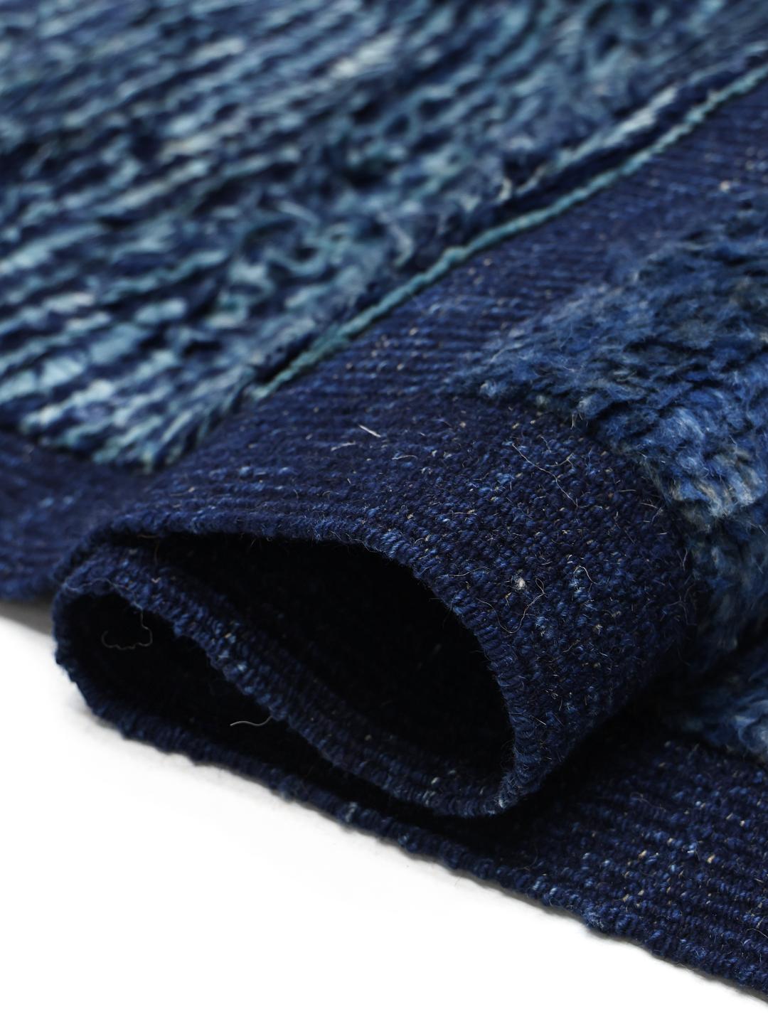 Handgeknoopt blauw tapijt uit het Midden-Oosten met een dikke, pluche wollen pool.