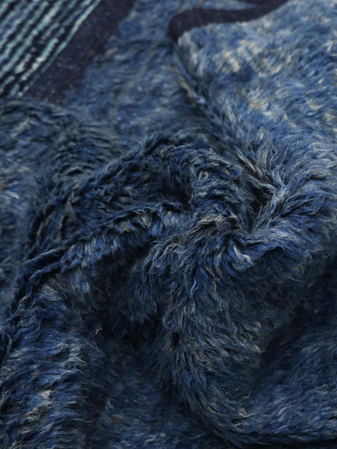 Handgeknoopt blauw tapijt uit het Midden-Oosten met een dikke, pluche wollen pool.