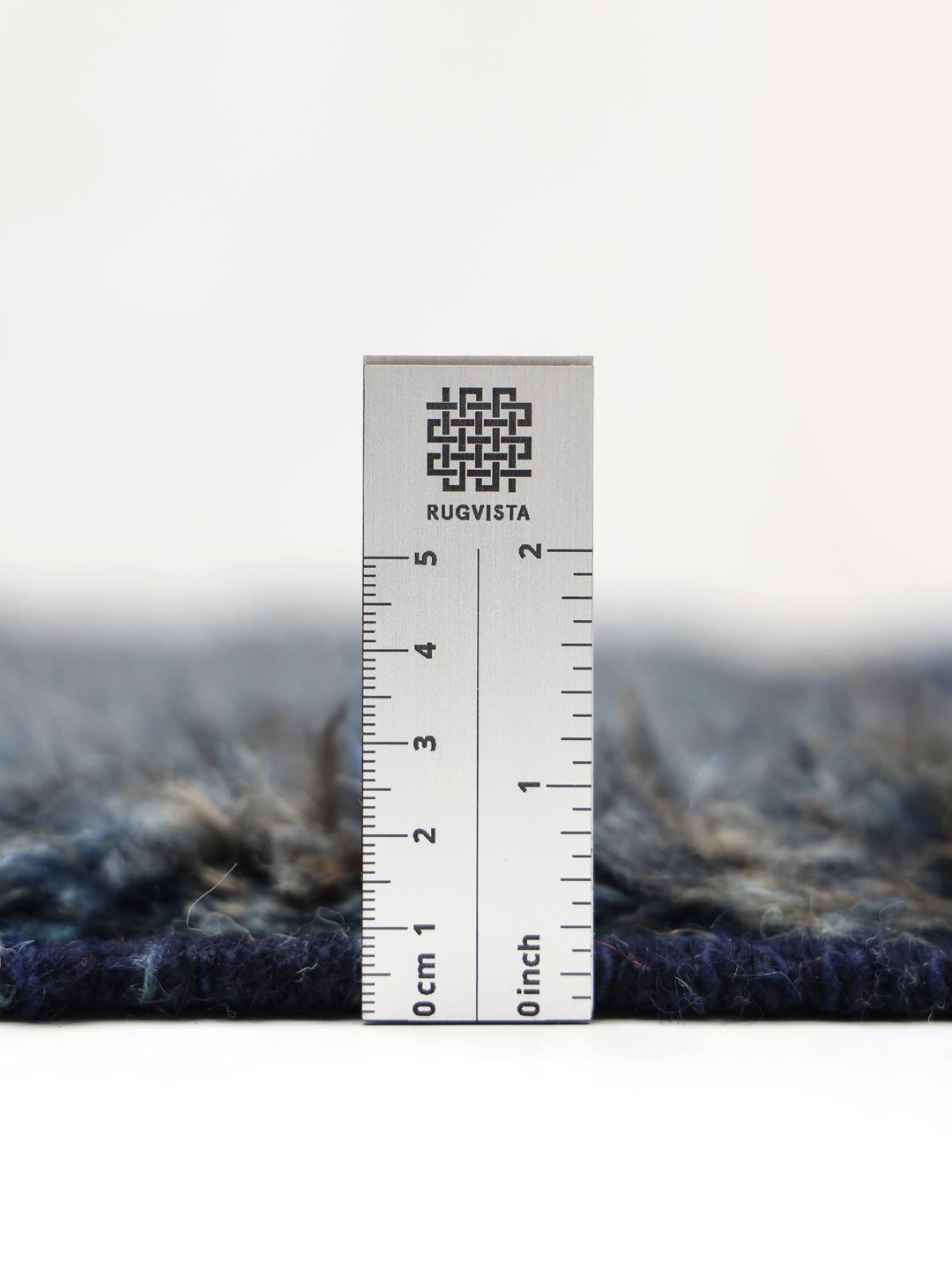 Handgeknoopt blauw tapijt uit het Midden-Oosten met een dikke, pluche wollen pool.