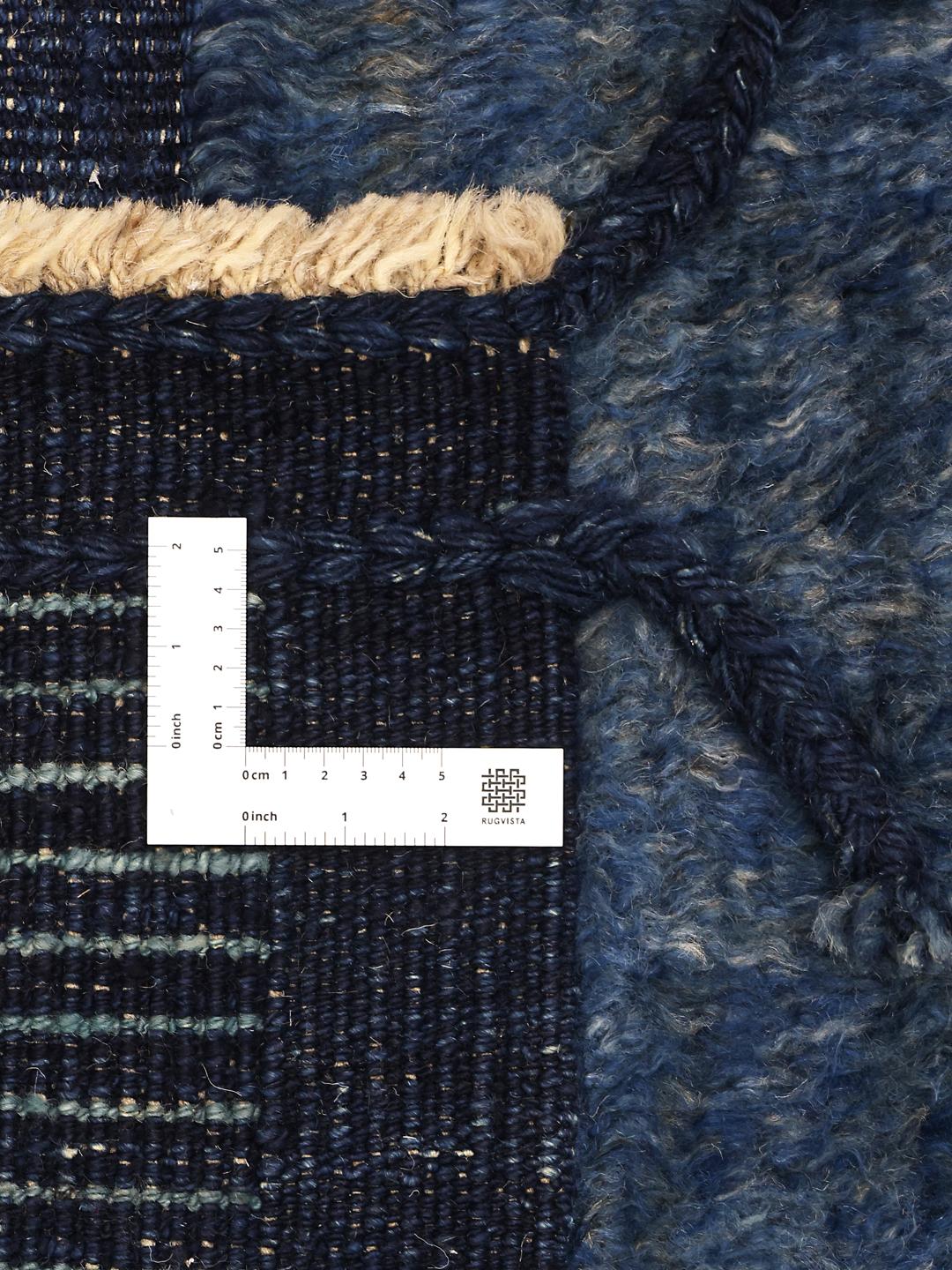 Handgeknoopt blauw tapijt uit het Midden-Oosten met een dikke, pluche wollen pool.
