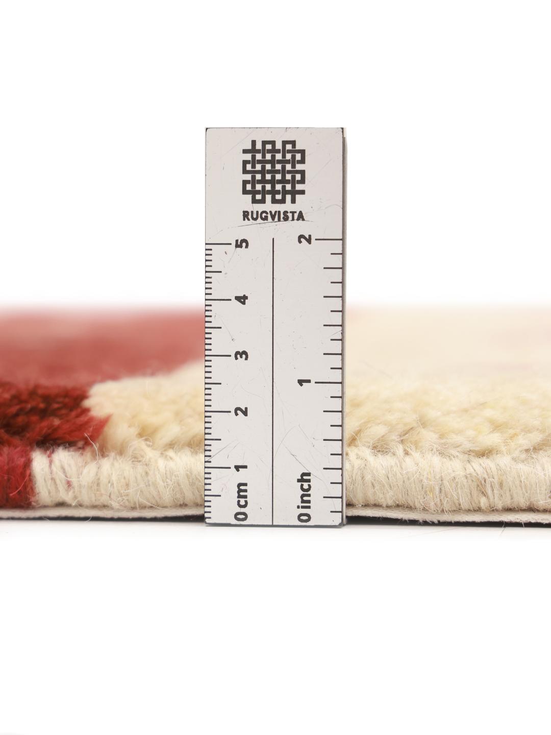 Håndknyttet Gabbeh-tæppe fra Mellemøsten i beige og rød med dyremotiver.
