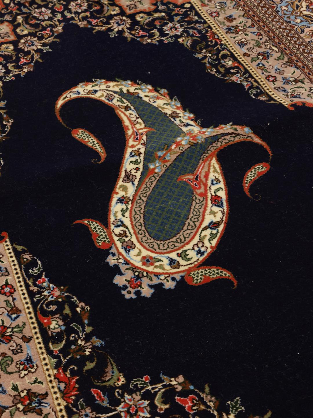 Ručno čvorani Ghom tepih sa središnjim paisley motivom i smeđim rubovima s Bliskog istoka