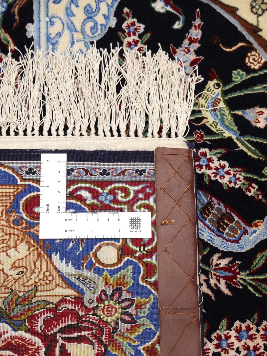 Ručno čvorani Isfahan tepih s motivom detaljne vaze s cvijećem u tamnoplavim i krem tonovima.