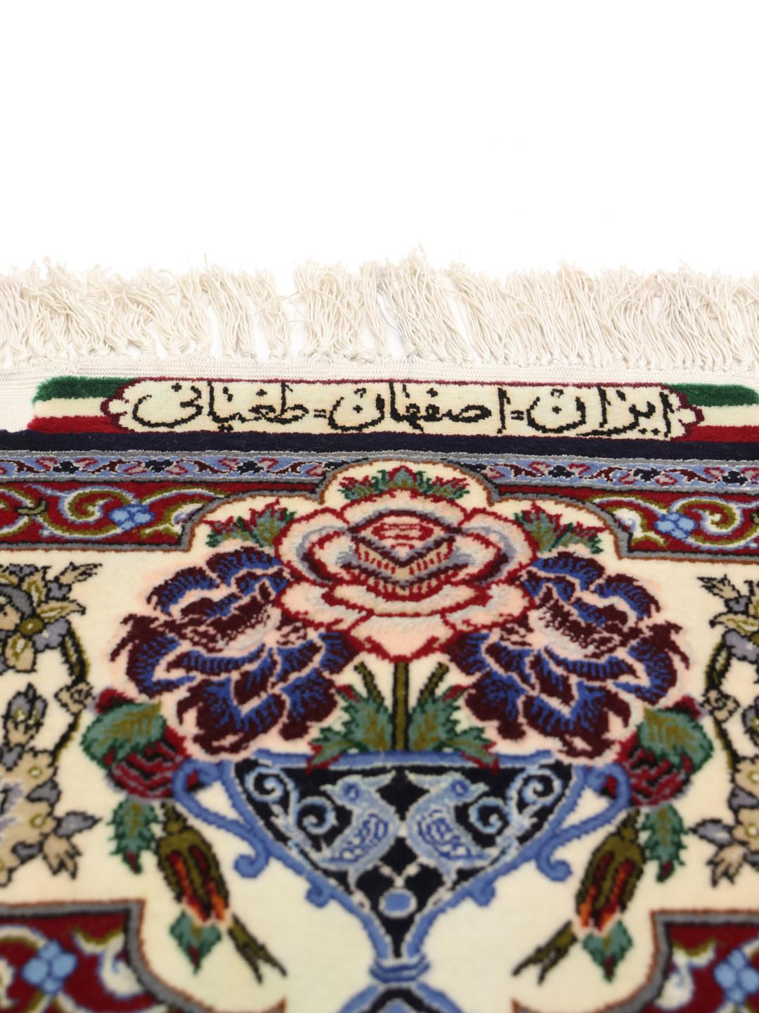 Ručno čvorani Isfahan tepih s motivom detaljne vaze s cvijećem u tamnoplavim i krem tonovima.