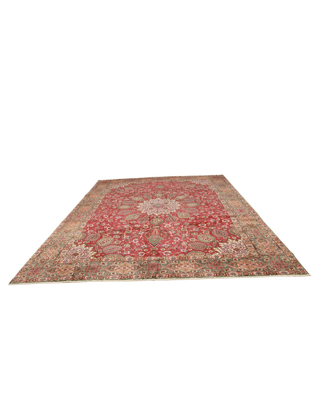 Ein handgeknüpfter Tabriz-Teppich aus dem Nahen Osten in Dunkelrot und bunten Tönen.