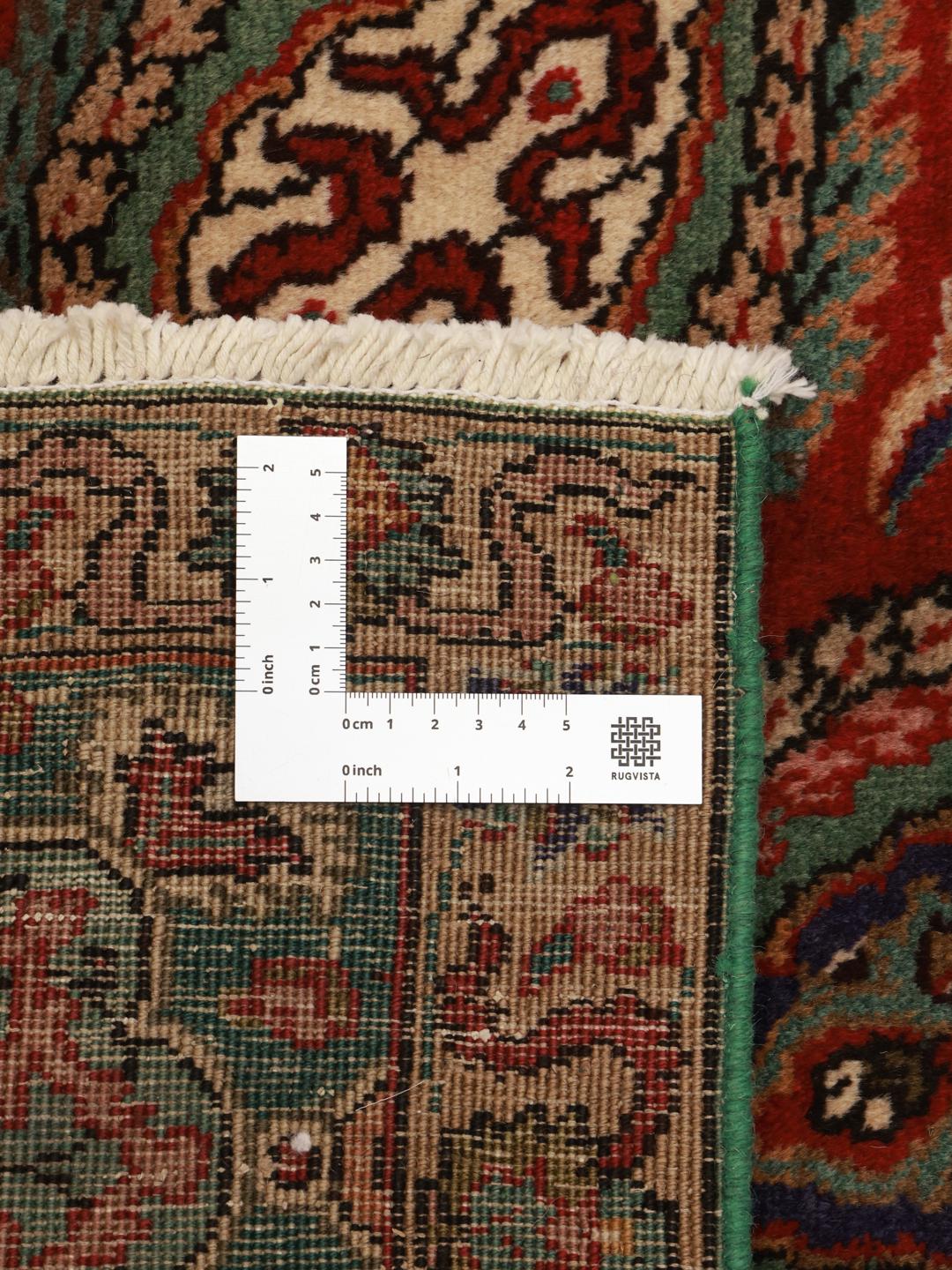 Ein handgeknüpfter Tabriz-Teppich aus dem Nahen Osten in Dunkelrot und bunten Tönen.