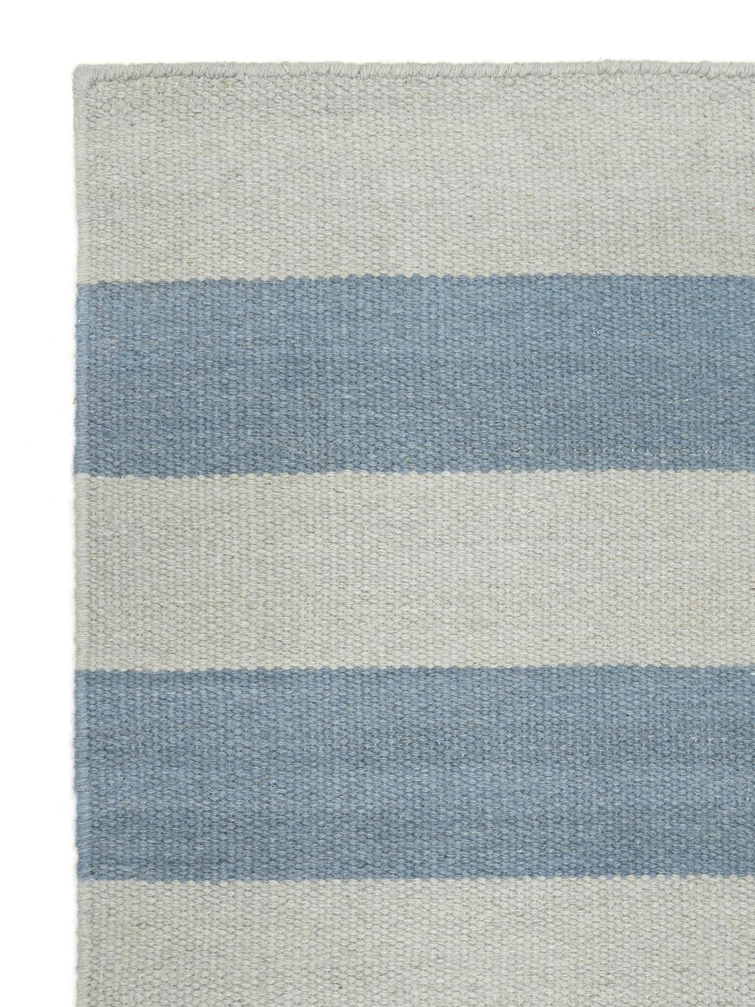 Tapis tissé à la main en bleu et bleu clair