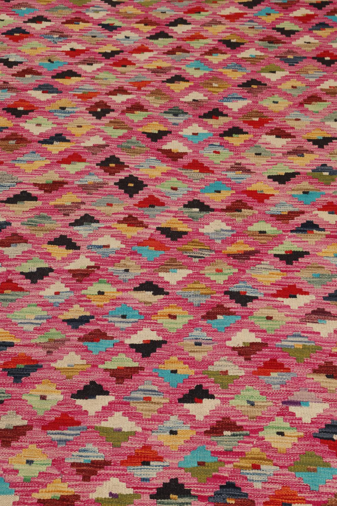 Handgeweven Afghan Kelim tapijt met een levendig roze veld en een geometrisch ruitpatroon