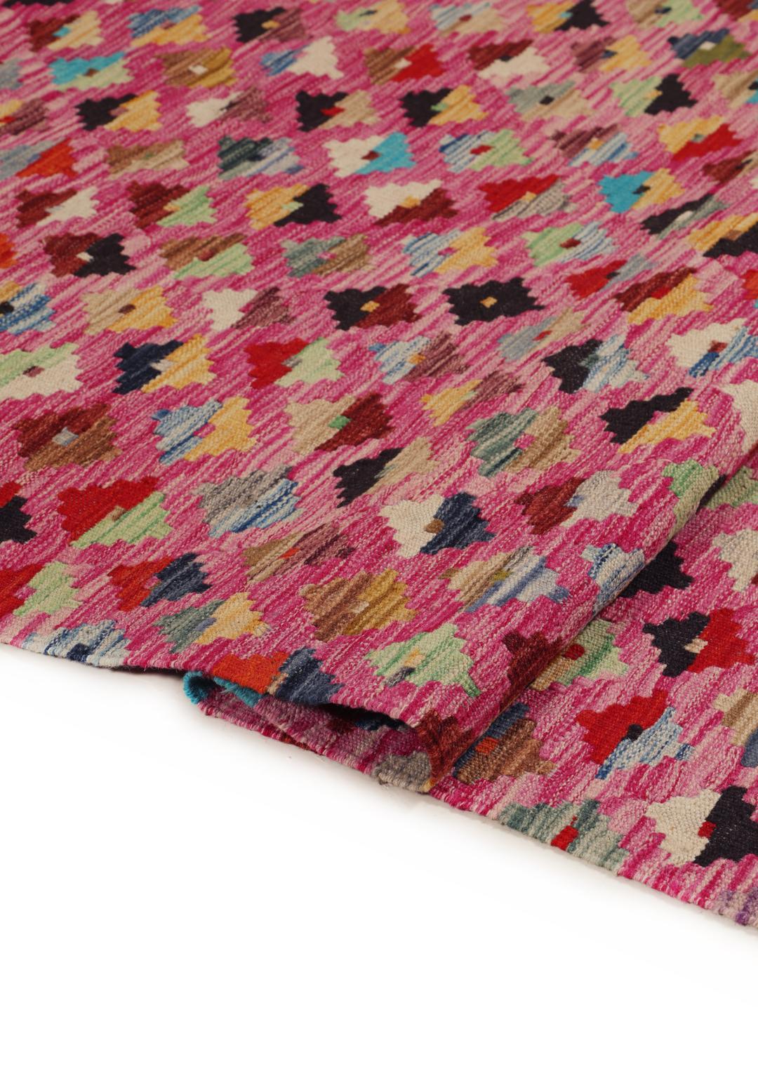 Handgeweven Afghan Kelim tapijt met een levendig roze veld en een geometrisch ruitpatroon