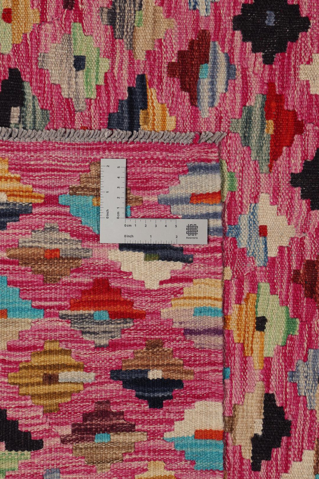 Handgeweven Afghan Kelim tapijt met een levendig roze veld en een geometrisch ruitpatroon
