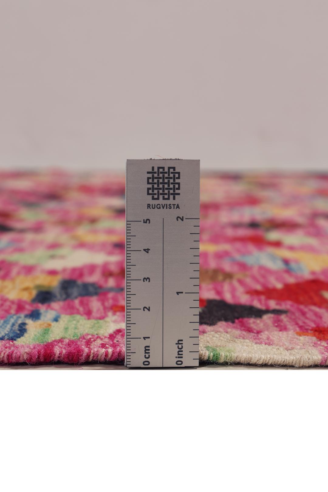 Handgeweven Afghan Kelim tapijt met een levendig roze veld en een geometrisch ruitpatroon