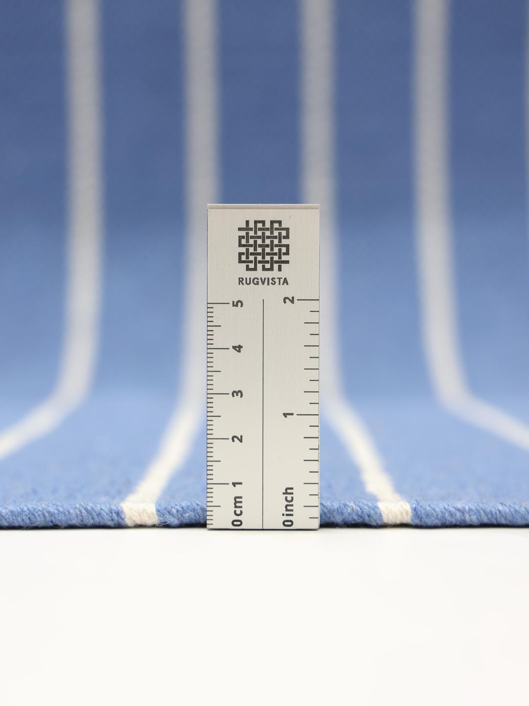 tapis bleu avec de simples rayures horizontales blanches