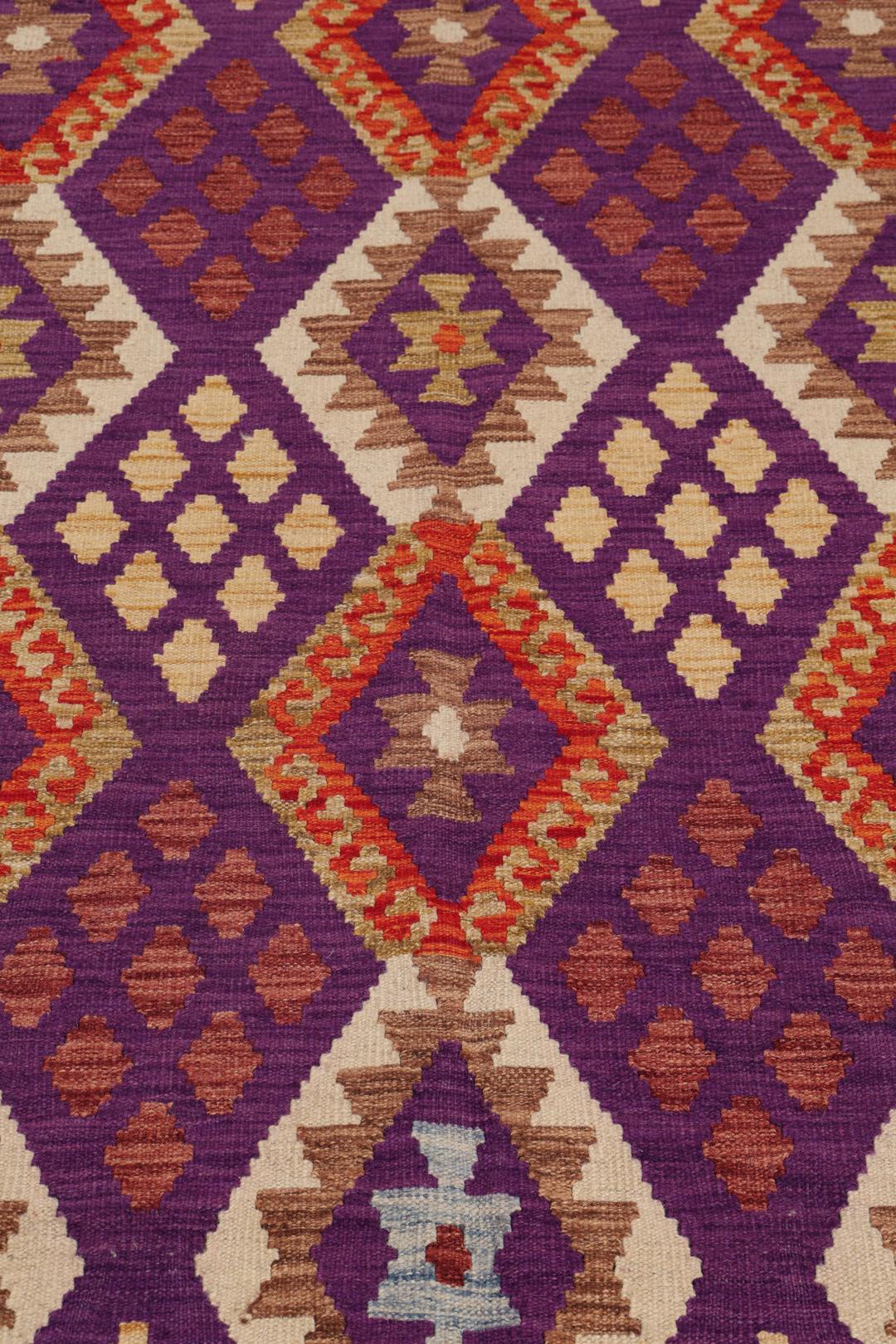 Håndvævet Kelim Afghan Old Style-tæppe med livlige lilla og geometriske mønstre.