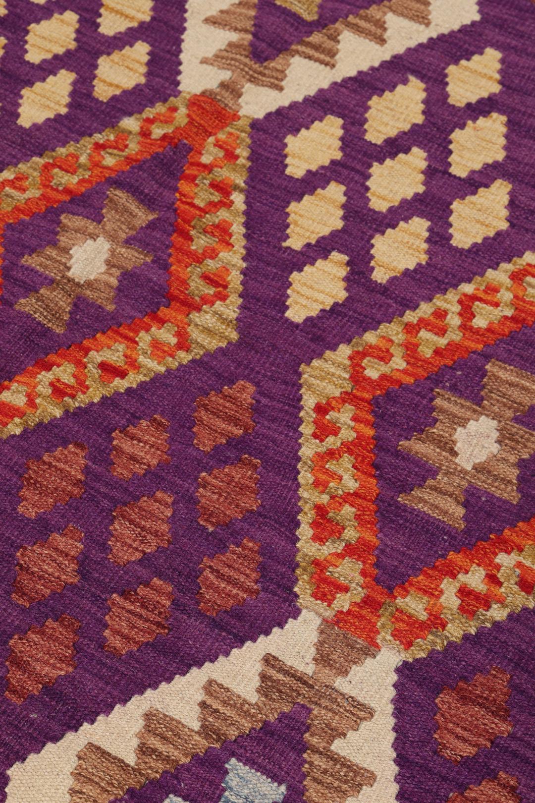 Håndvævet Kelim Afghan Old Style-tæppe med livlige lilla og geometriske mønstre.