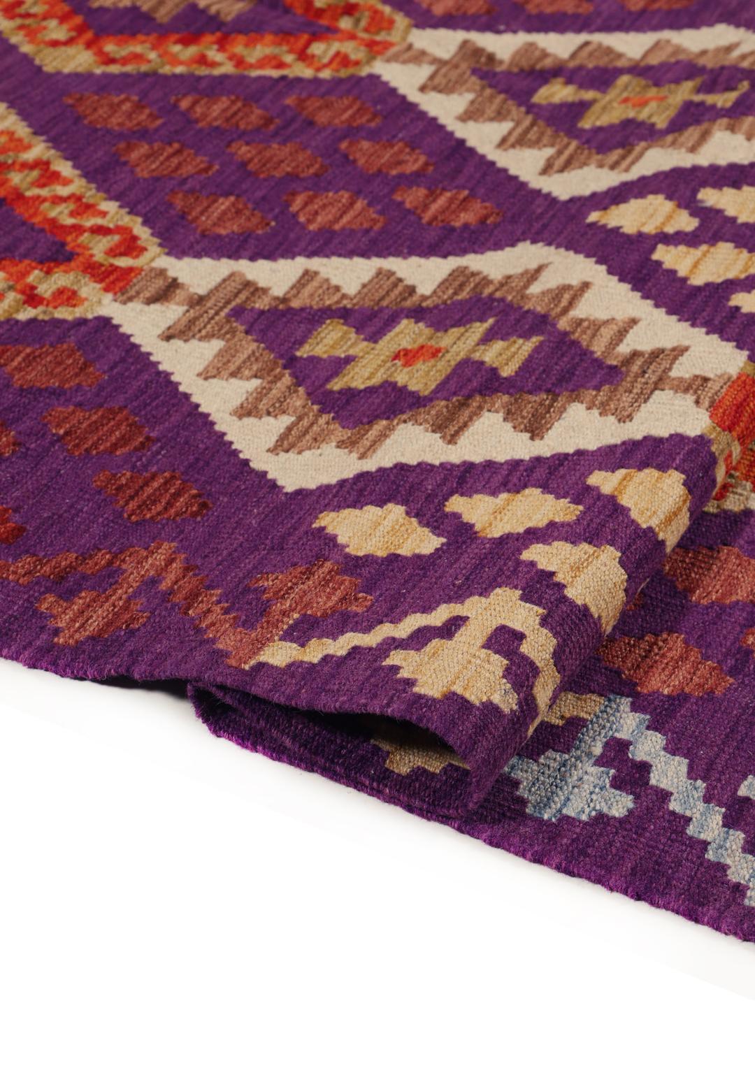 Håndvævet Kelim Afghan Old Style-tæppe med livlige lilla og geometriske mønstre.