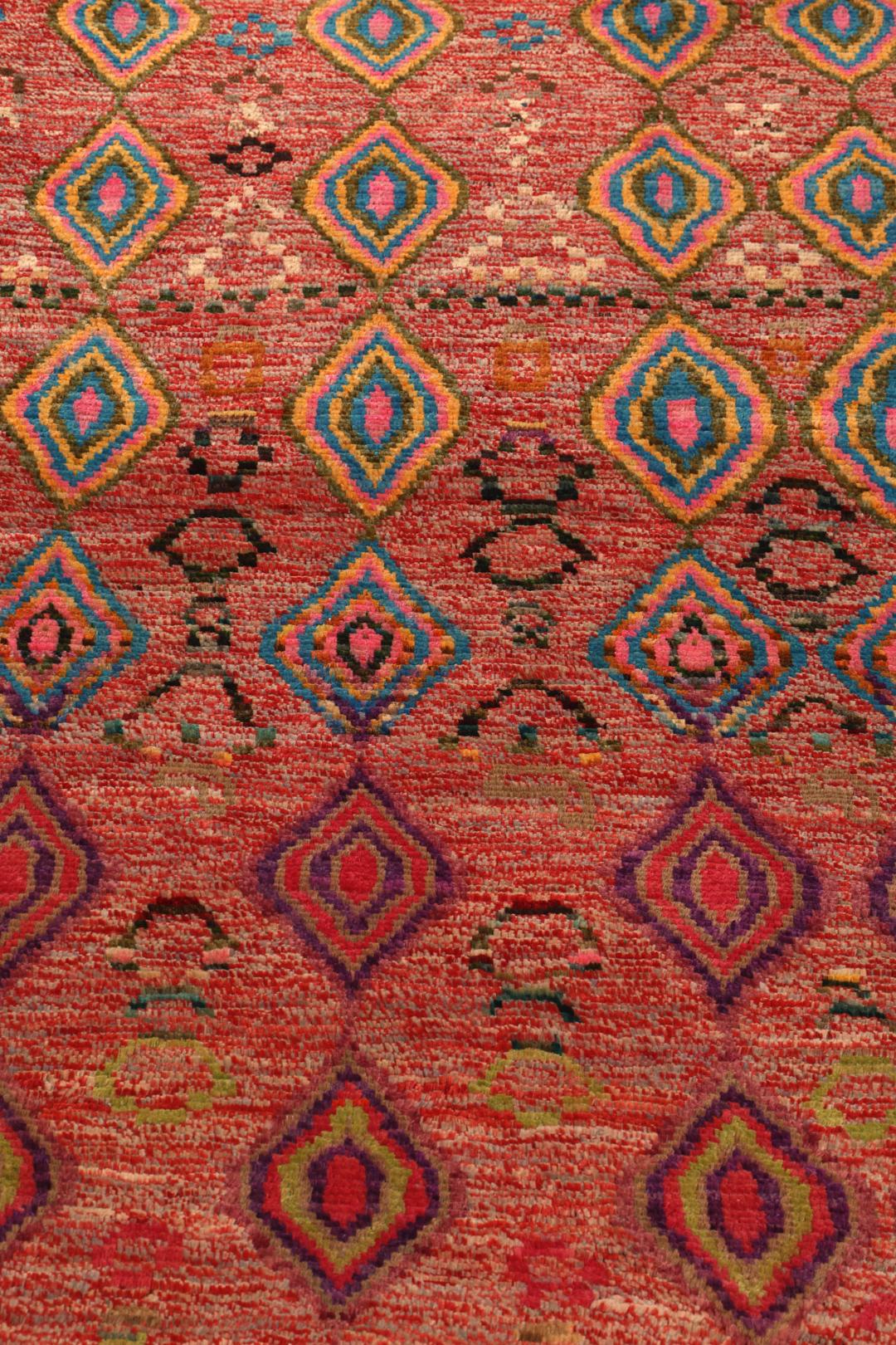 Handgeknoopt Berber-tapijt uit Afghanistan met een rood veld en kleurrijke ruitpatronen