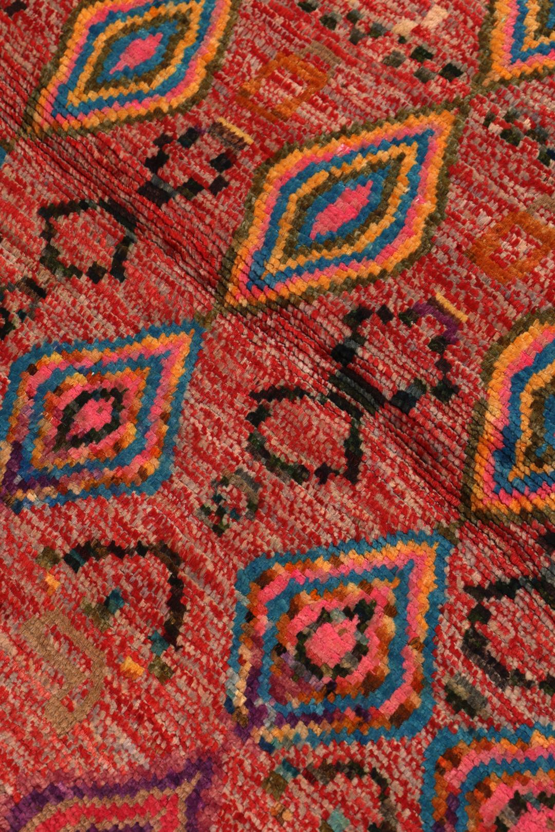 Handgeknoopt Berber-tapijt uit Afghanistan met een rood veld en kleurrijke ruitpatronen