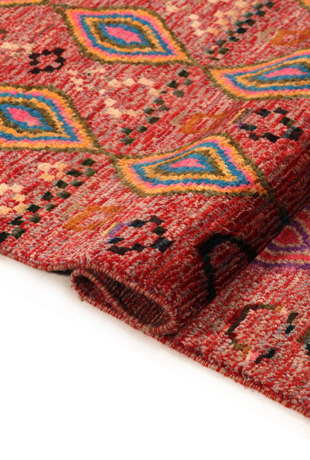 Handgeknoopt Berber-tapijt uit Afghanistan met een rood veld en kleurrijke ruitpatronen