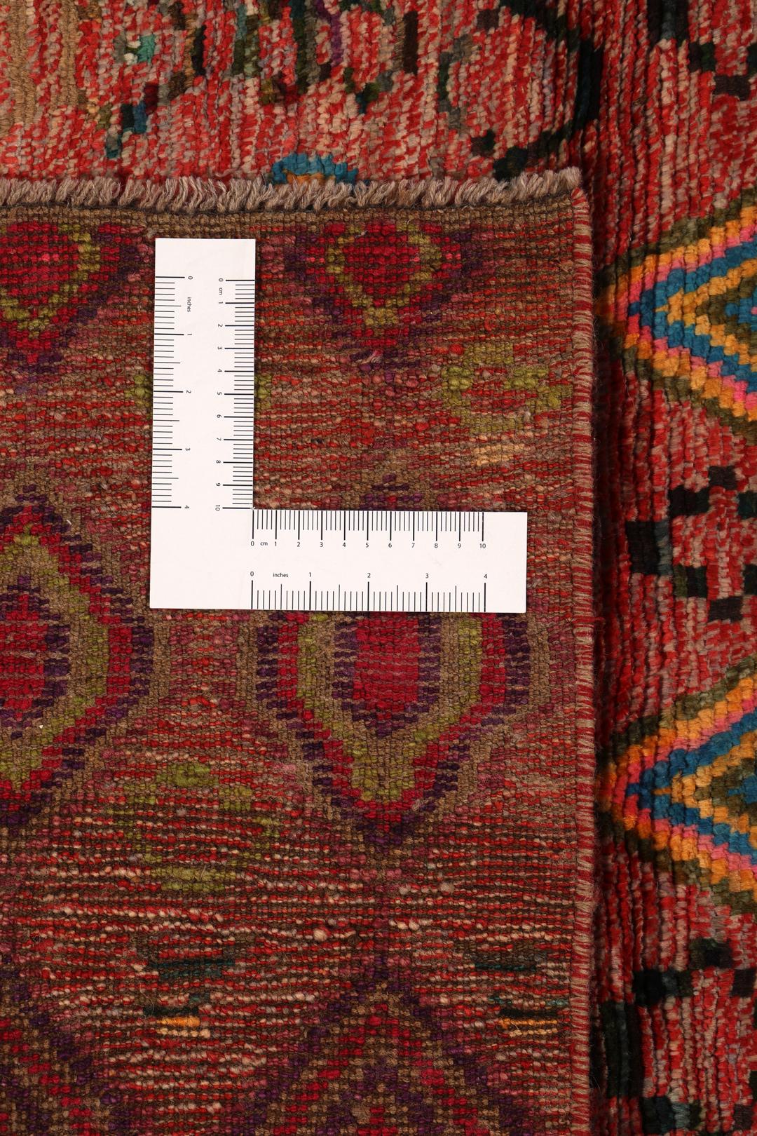 Handgeknoopt Berber-tapijt uit Afghanistan met een rood veld en kleurrijke ruitpatronen