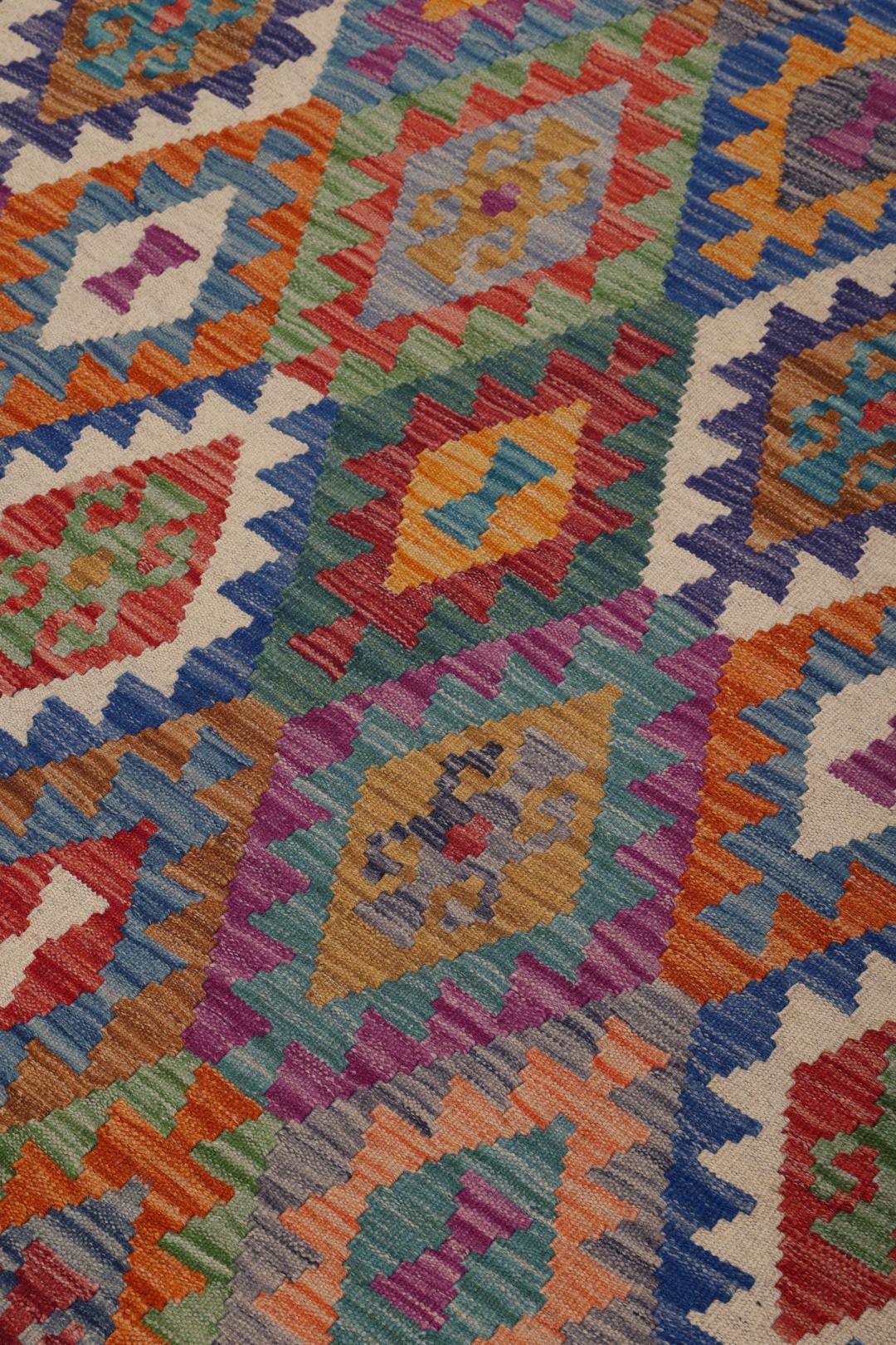 Handgeweven Afghaanse kelim met een kleurrijk geometrisch ruitpatroon