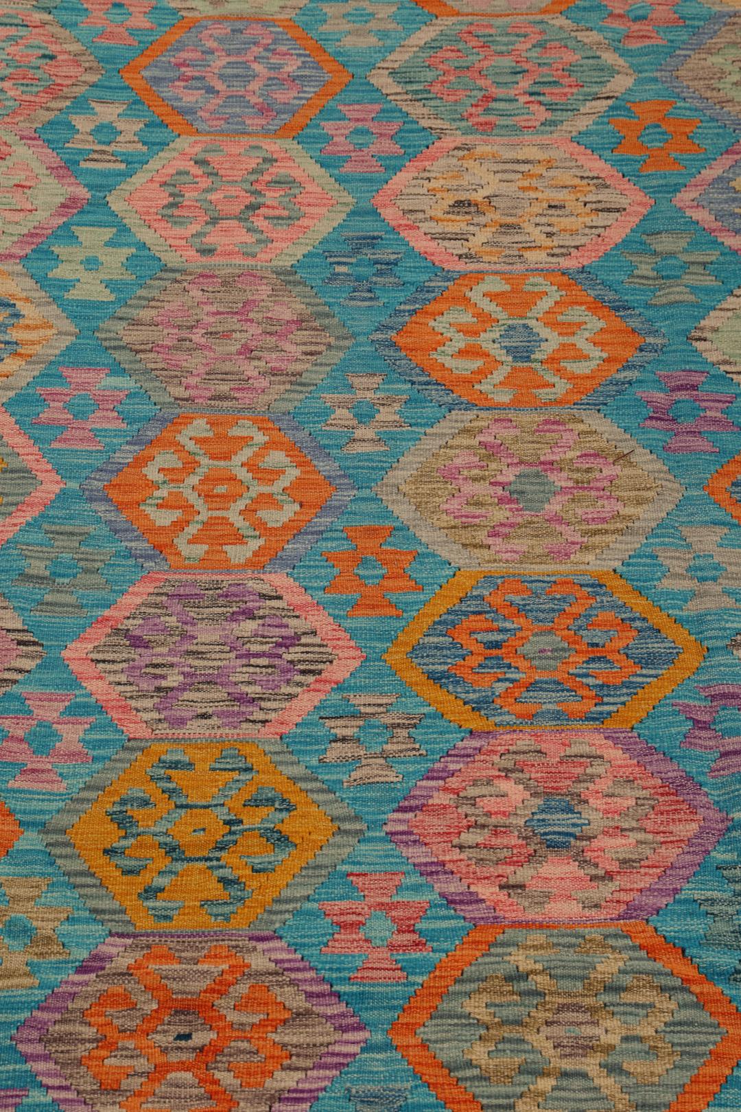 Handgeweven Kelim Afghan Old Style tapijt met levendige geometrische patronen in blauwtinten.