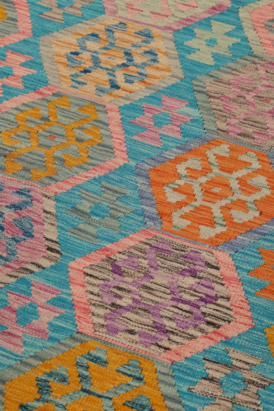 Handgeweven Kelim Afghan Old Style tapijt met levendige geometrische patronen in blauwtinten.