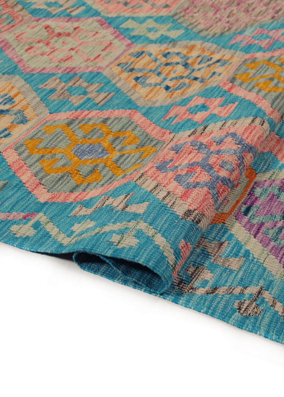 Handgeweven Kelim Afghan Old Style tapijt met levendige geometrische patronen in blauwtinten.
