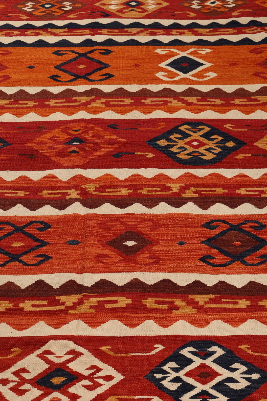 Duży ręcznie tkany afgański kilim z wielokolorowym geometrycznym wzorem i tradycyjnymi motywami plemiennymi