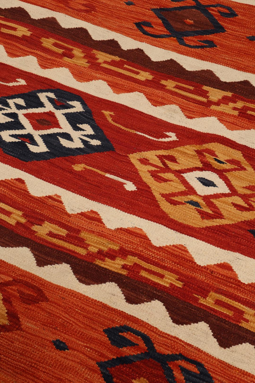 Duży ręcznie tkany afgański kilim z wielokolorowym geometrycznym wzorem i tradycyjnymi motywami plemiennymi