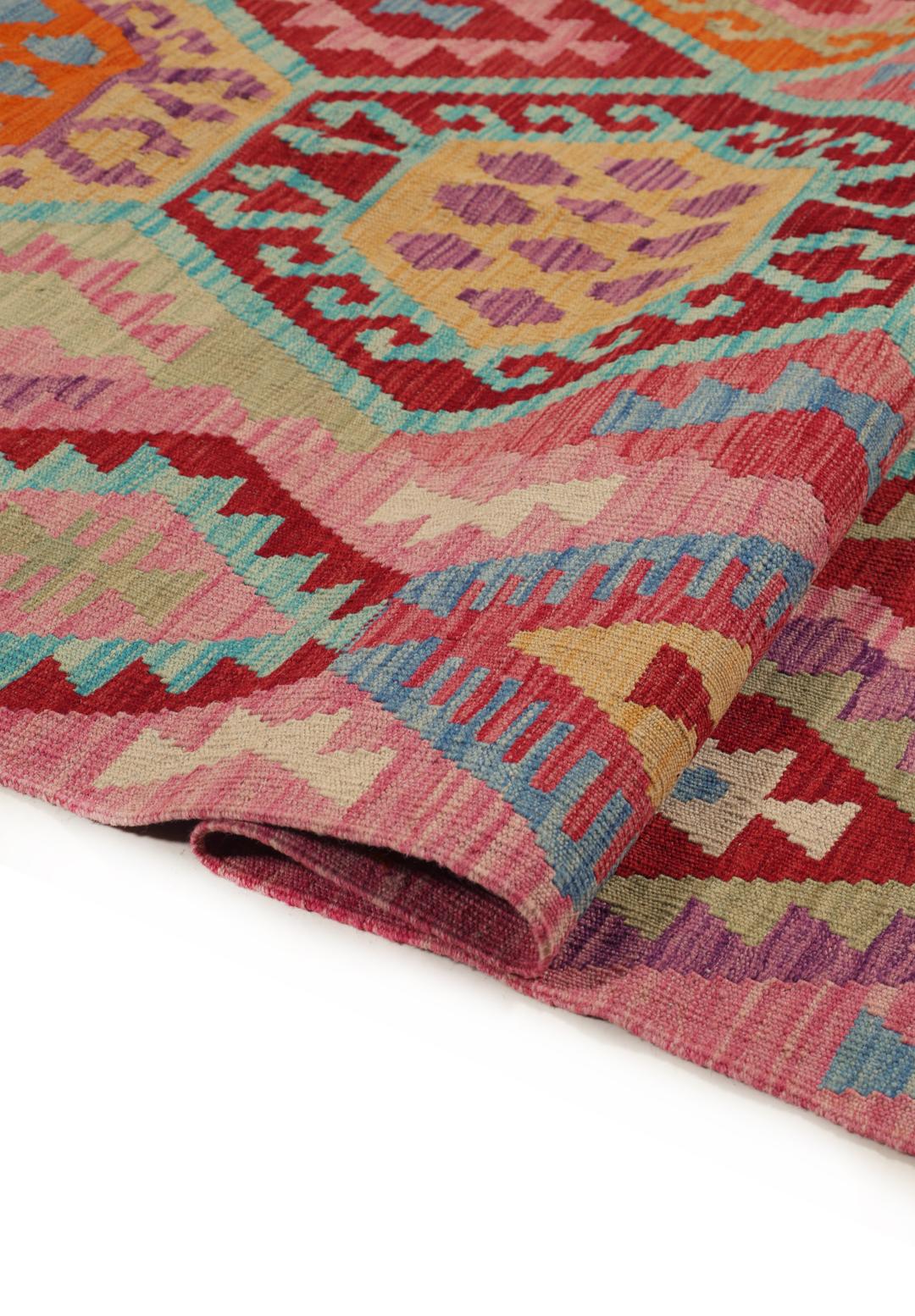 Een groot, rechthoekig handgeweven Afghan Kelim kleed met een kleurrijk geometrisch honingraatpatroon.