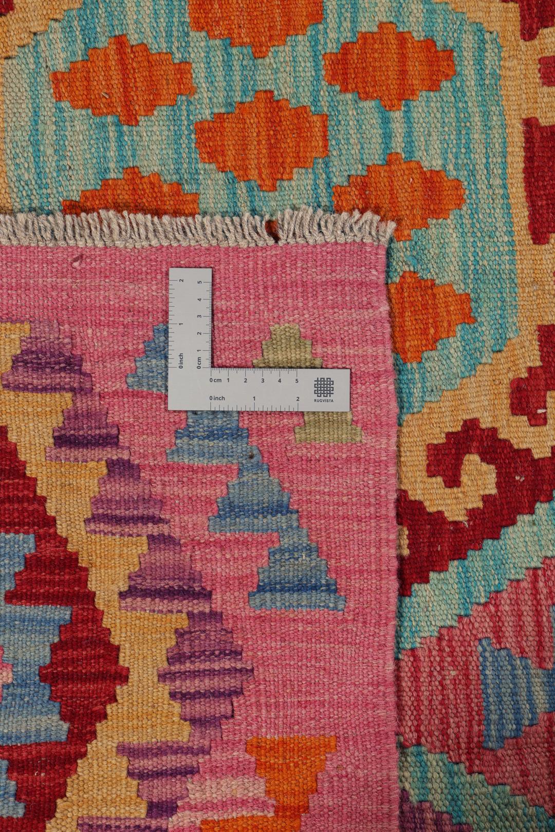 Een groot, rechthoekig handgeweven Afghan Kelim kleed met een kleurrijk geometrisch honingraatpatroon.